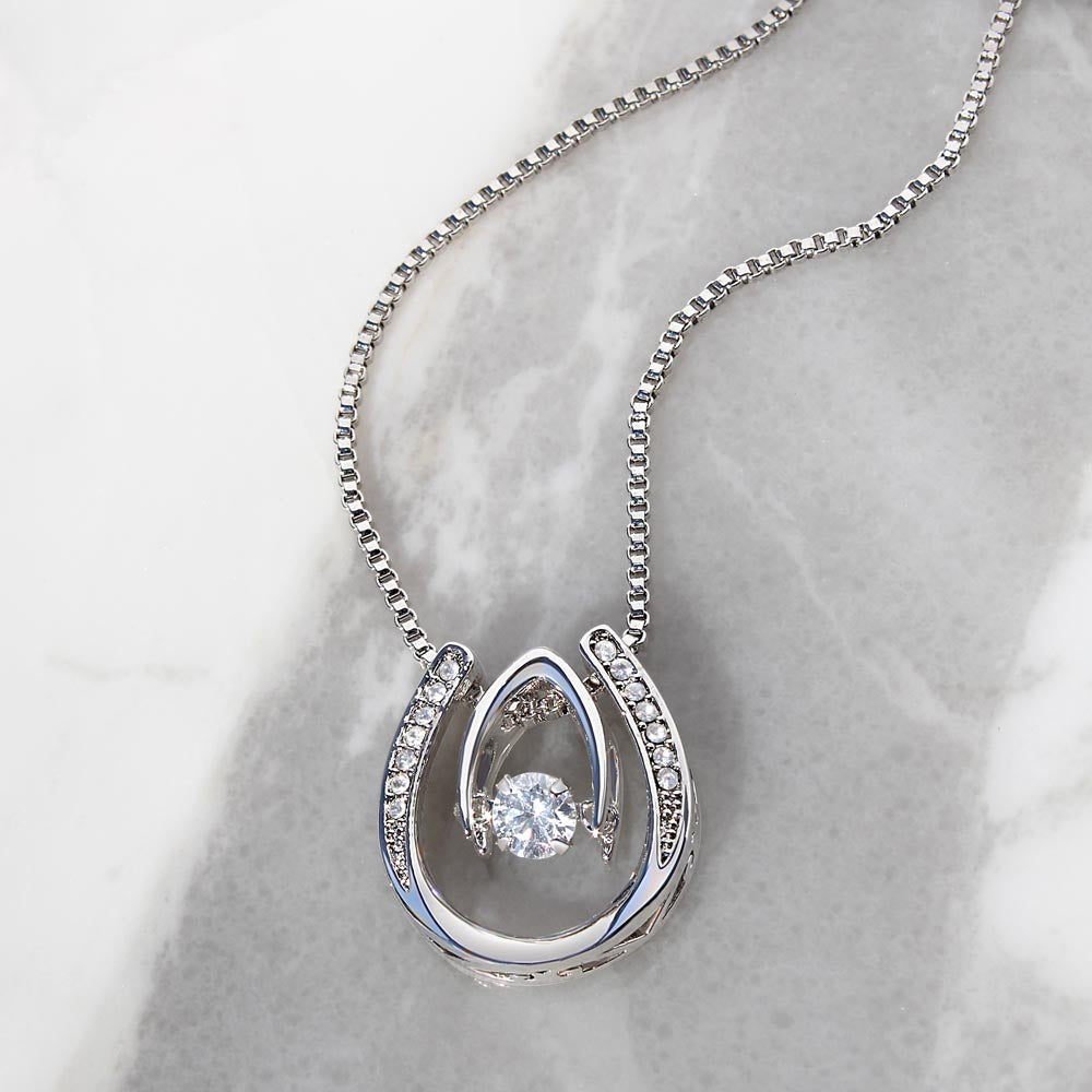 Collar MIKORA Lucky in Love Edición:  "Luz de Mi Camino" – Regalo de Gratitud para Mamá | Baño de Oro Blanco 14K y Cristal de la Fortuna