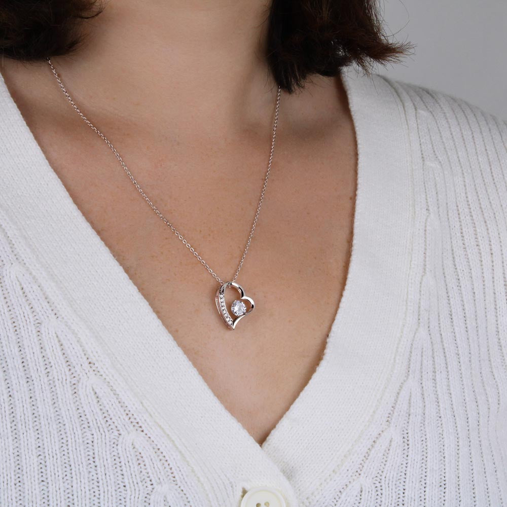 Collar Mikora Forever Love: captura la esencia de un sentimiento eterno.