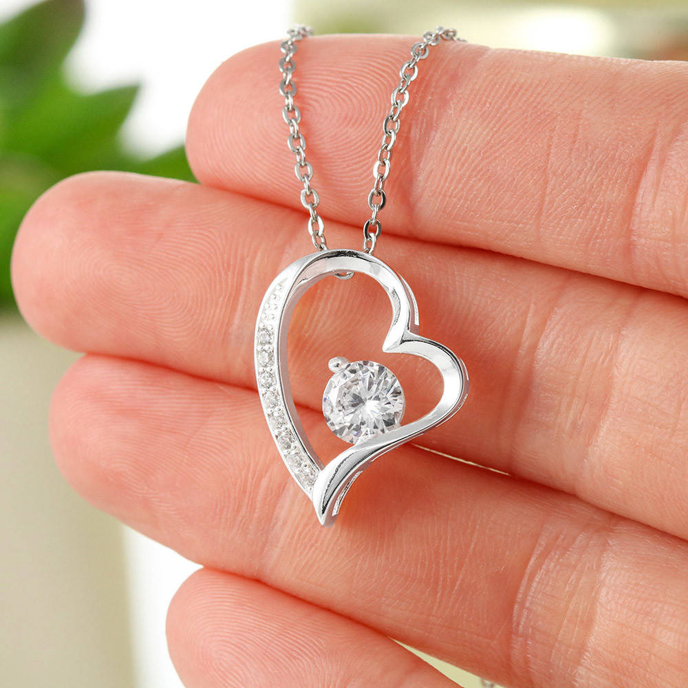 Collar Mikora Forever Love: captura la esencia de un sentimiento eterno.
