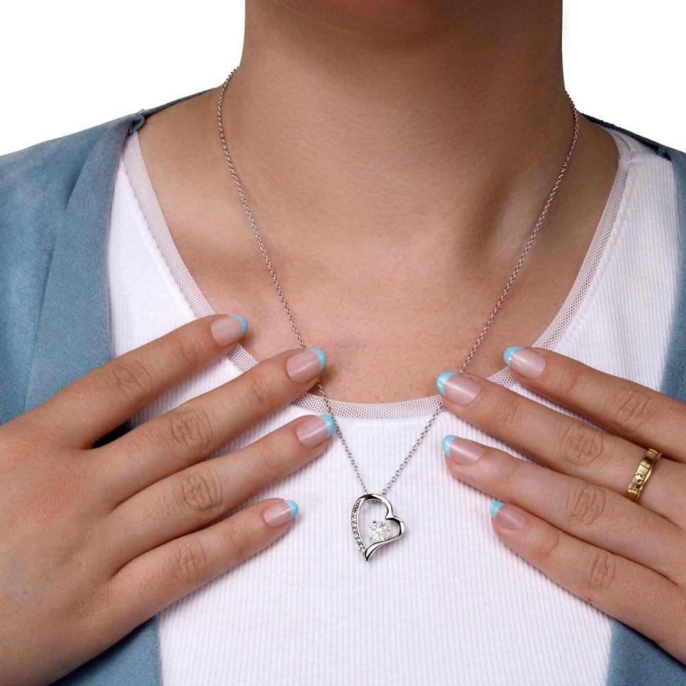Collar Mikora Forever Love: captura la esencia de un sentimiento eterno.