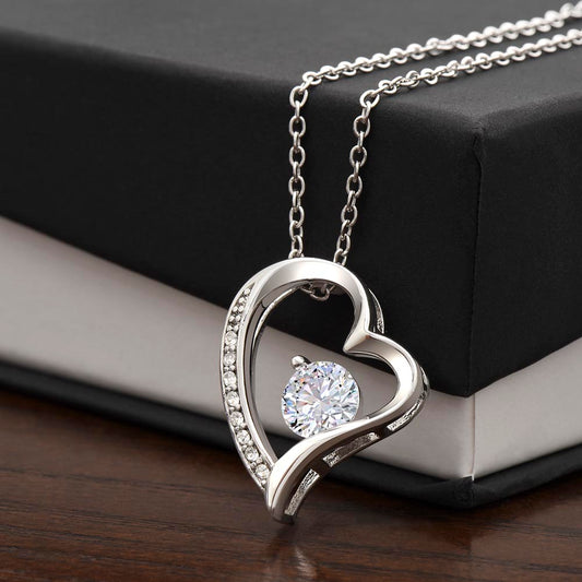 Collar Mikora Forever Love: captura la esencia de un sentimiento eterno.