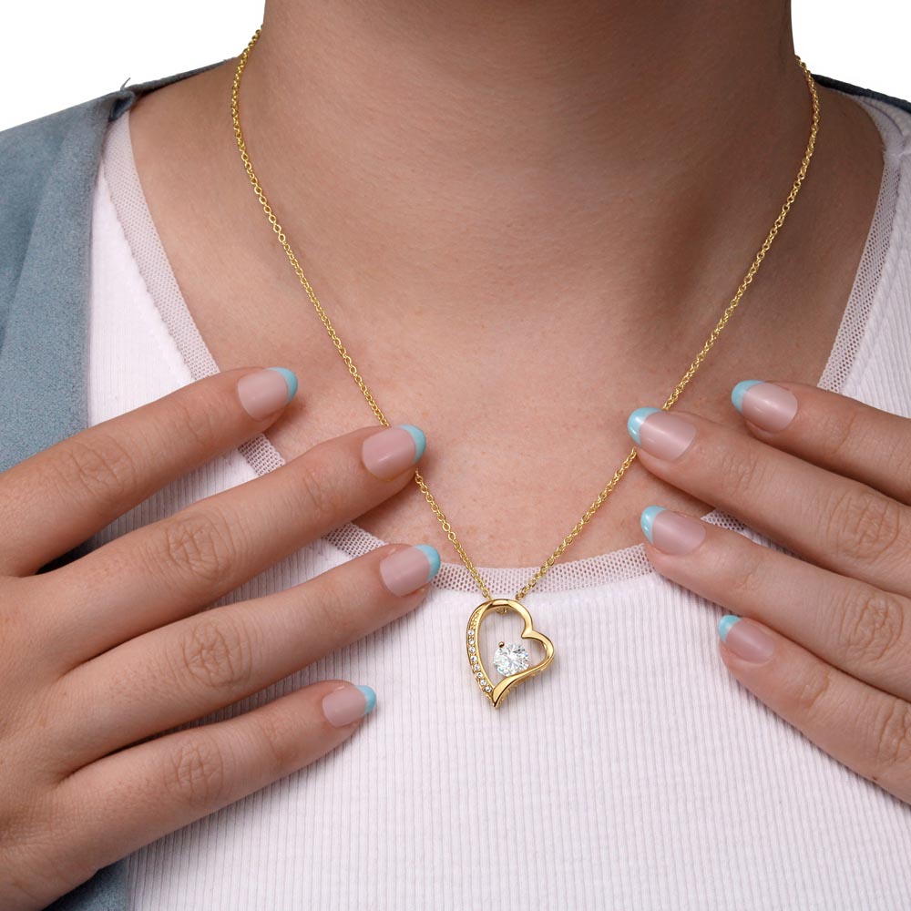 Collar Mikora Forever Love: captura la esencia de un sentimiento eterno.