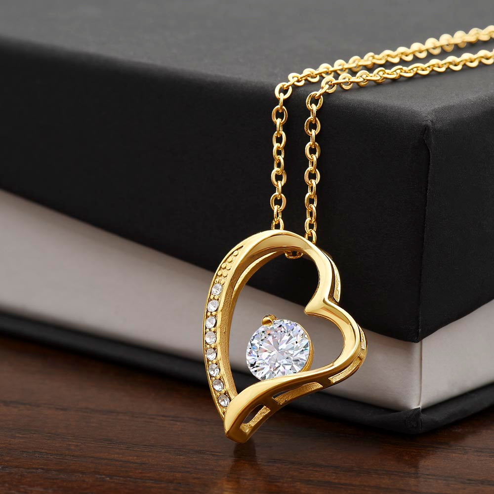 Collar Mikora Forever Love: captura la esencia de un sentimiento eterno.