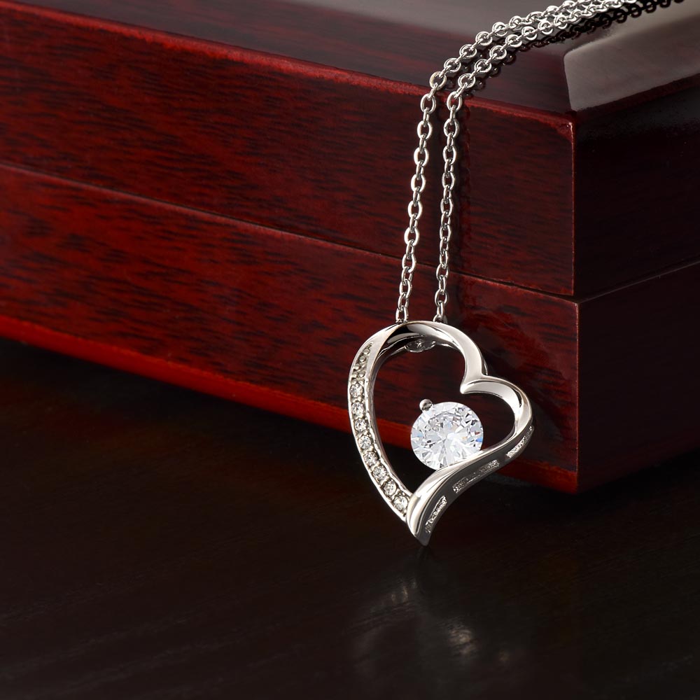 Collar Mikora Forever Love: captura la esencia de un sentimiento eterno.