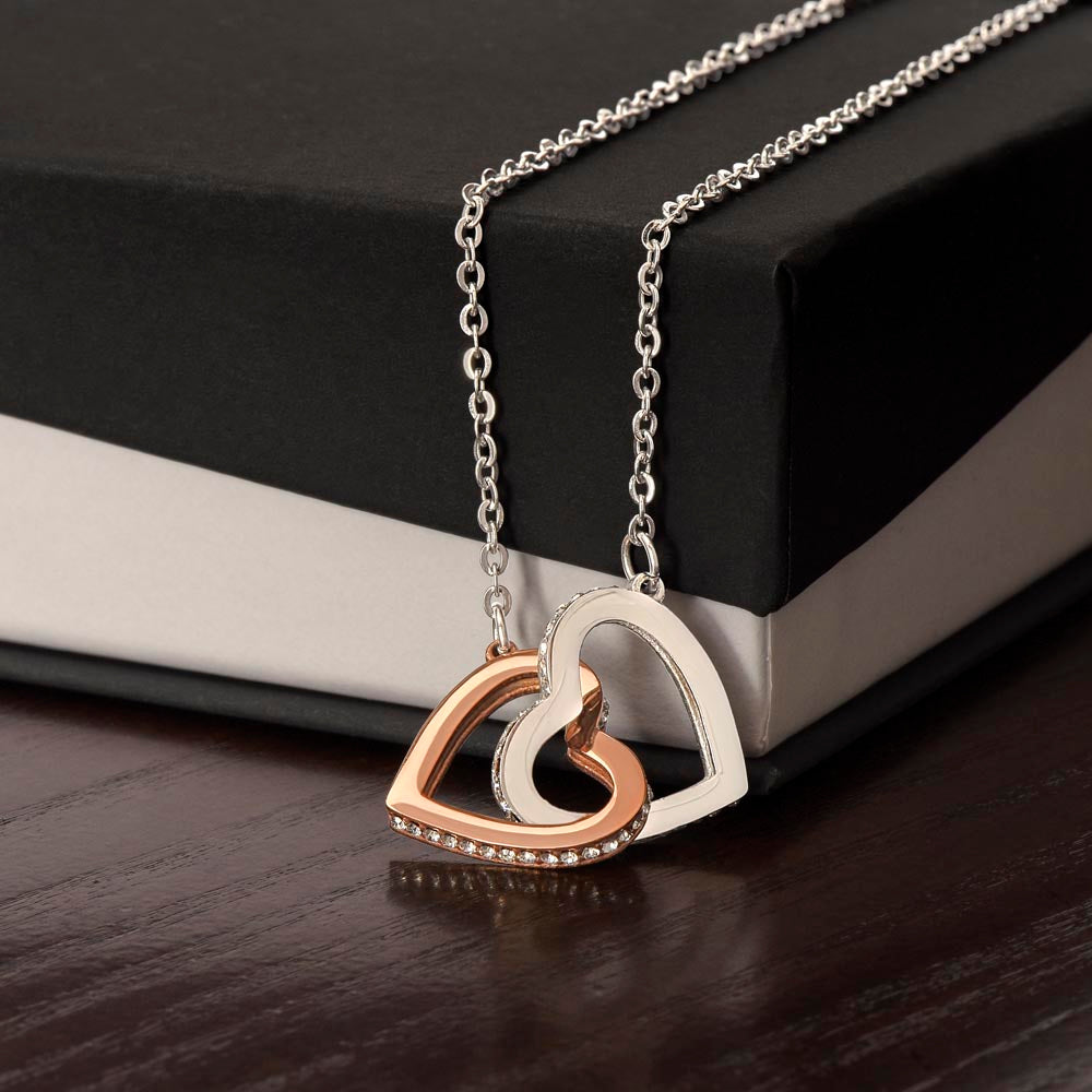 Collar Mikora Interlocking Hearts: Uniendo Corazones Para Siempre