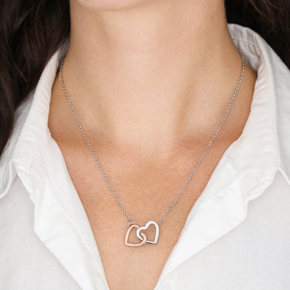 Collar Mikora Interlocking Hearts: Uniendo Corazones Para Siempre