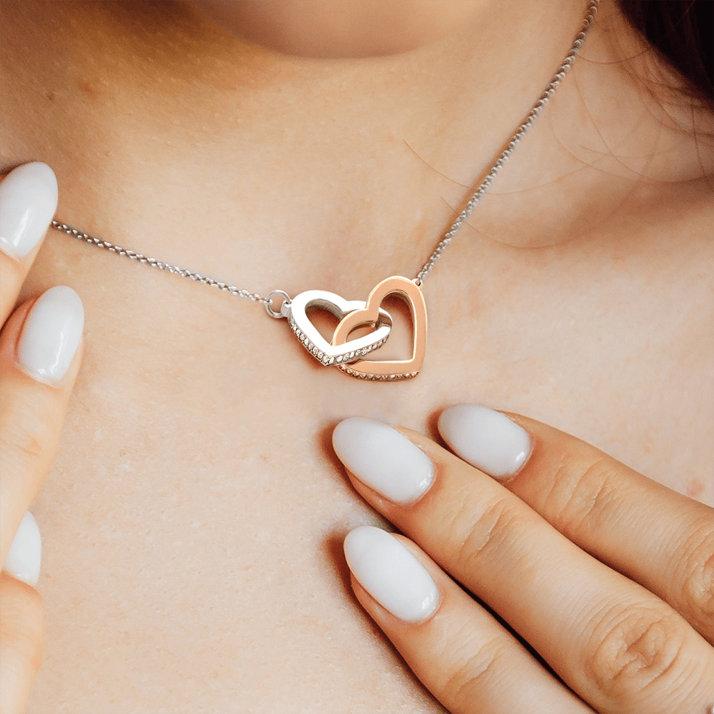Collar Mikora Interlocking Hearts: Uniendo Corazones Para Siempre