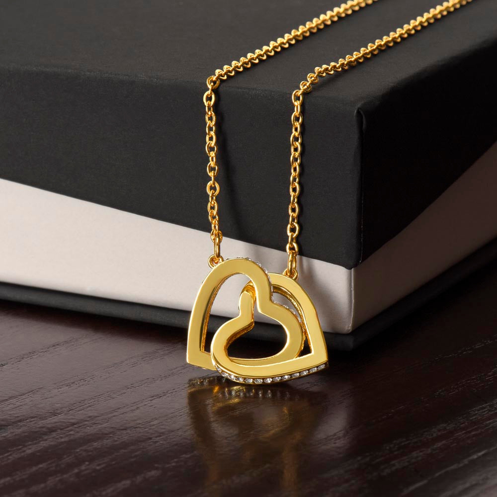 Collar Mikora Interlocking Hearts: Uniendo Corazones Para Siempre