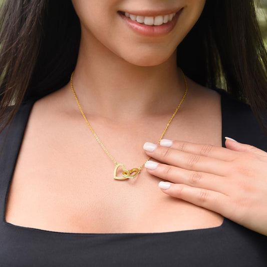 Collar Mikora Interlocking Hearts: Uniendo Corazones Para Siempre