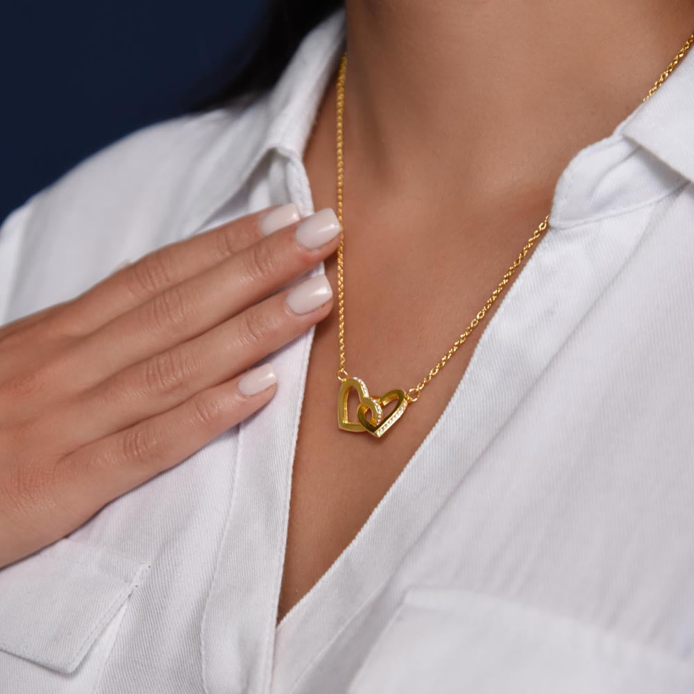 Collar Mikora Interlocking Hearts: Uniendo Corazones Para Siempre