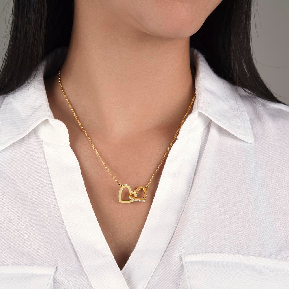 Collar Mikora Interlocking Hearts: Uniendo Corazones Para Siempre