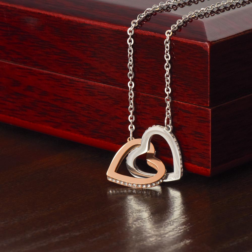 Collar Mikora Interlocking Hearts: Uniendo Corazones Para Siempre