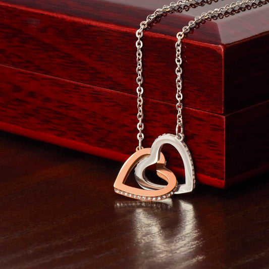 Collar Mikora Interlocking Hearts: Uniendo Corazones Para Siempre