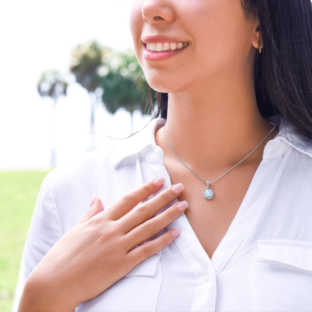 Collar Mikora Eternal Hope: Un destello de Esperanza y Resiliencia