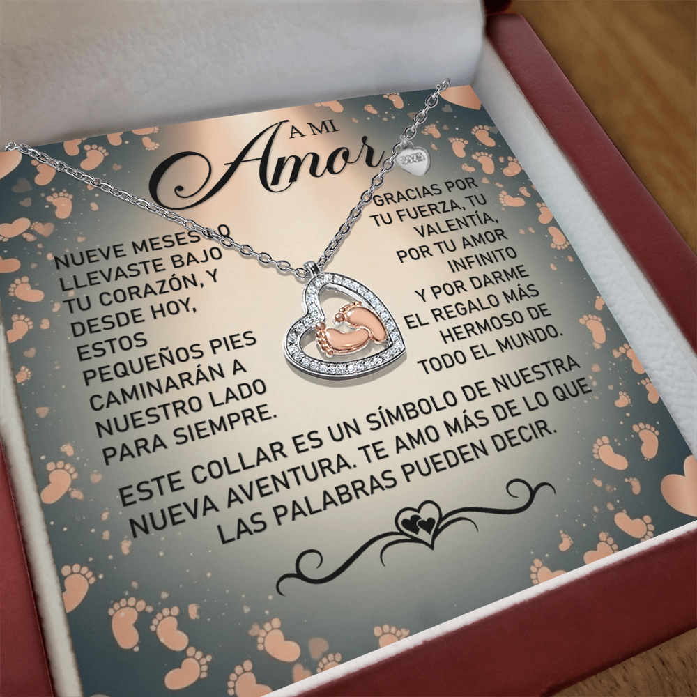 Collar MIKORA Baby Feet Heart Edición: "Mis Primeros Pasos" en Oro Rosa: El Regalo Perfecto para una Nueva Mamá